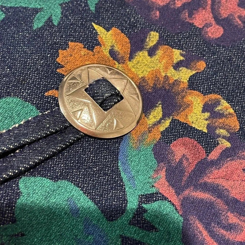 Vintage Women’s Floral Denim Yoke Shawl Over the Shoulders. - Picture 8 of 8